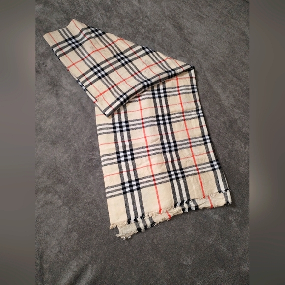 Authentic Burberry Nova Check SCARF 100% Cashemere - Picture 1 of 7